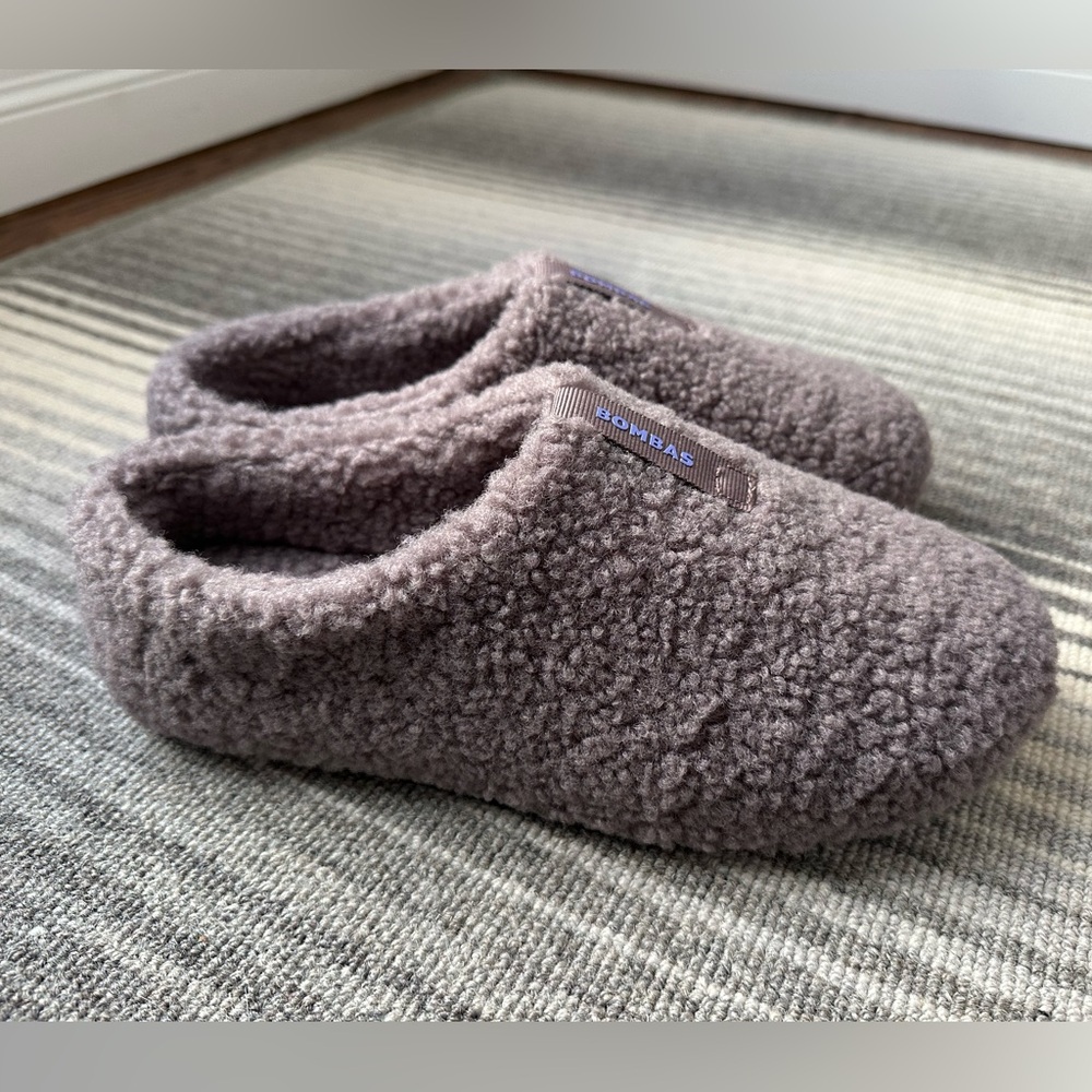 BOMBAS Lady Comfy Slippers..sz 8…NEW !!!